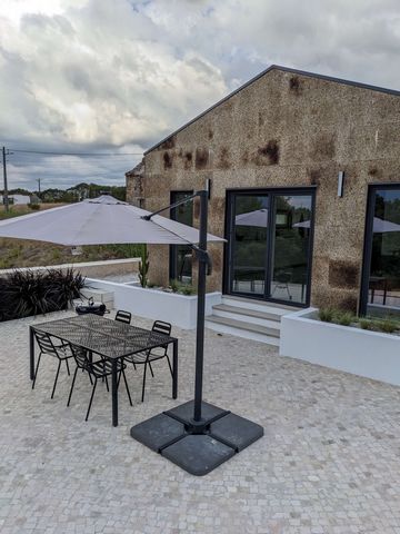 Spacious and modern design furnished holiday home built with a distinctive cork facade reflecting the surround area cork trees. It is an 8-minute drive from the beautiful town of Caldas da Rainha and the popular beaches Sao Martinho do Porto (10 min)...