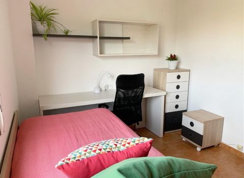 Habitación con cama nido, armario empotrado, mesa de estudio, silla ergonómica, aire acondicionado
