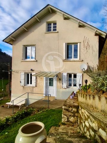 Family house of 125 m2, located in a quiet environment, a stone's throw from the town of Argentat. This house is built on 4 levels: On the ground floor, two garages of 27 m2 offer you all the work and storage space you need. On the first floor, you e...