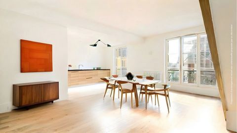 Between Place Saint-Georges and Pigalle. On the last two floors by elevator of a beautiful freestone building to be completely refurbished in 2023, this magnificent through duplex of 119.85m² loi Carrez and 126.85m² on the ground floor enjoys a lovel...