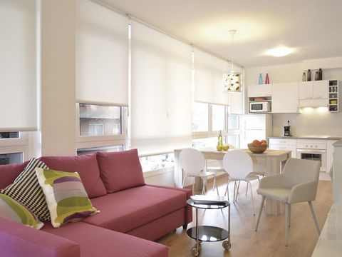 Bright and cosy apartment strategically located in the city of Barcelona, ideal for small families or group of friends. A few minutes walk from the historic city center and main beaches; this is the perfect place to relax after exploring Barcelona's ...