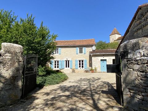 Aan de rand van een klein rustig dorpje in de Charente Limousine, een prachtig stenen huis met een grote schuur, op een prachtig omheind terrein met verwarmd zwembad. Zijn uitzonderlijke ligging, een adembenemend zicht op de kerk op het einde van zij...