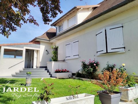 Fabienne Jardel offers you in Gourdon a family house of 176 m² with a very good DPE, it is located on a fenced plot of 839 m² and close to all amenities, schools and shops, nevertheless the environment is very calm. The 42 m² living room is bright, i...