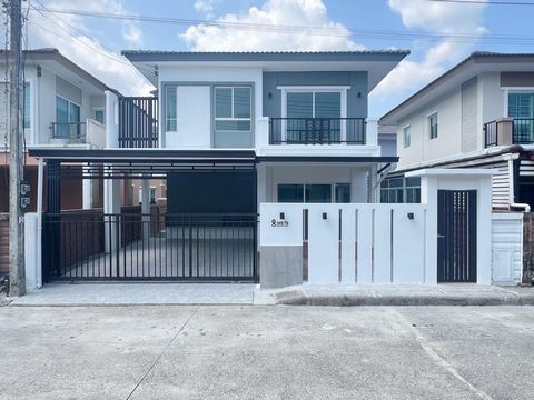 A great option for your family! Spacious two-story house measuring 156 sq.m with modern renovations. 🛏️ 3 bedrooms 🚿 2 bathrooms 🚗 2 covered parking spaces 📐 House area: 156 sq.m 💵 Sale price: 6,290,000 THB Conveniently located in Kathu: 🚙 Just 15 mi...