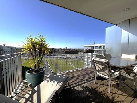 4+1 bedroom flat in a prestigious condominium in Matosinhos Sul, next to the City Park and very close to the beach. The condominium offers residents large gardens that extend to the City Park, an indoor swimming pool, a solarium area, a gym and a liv...