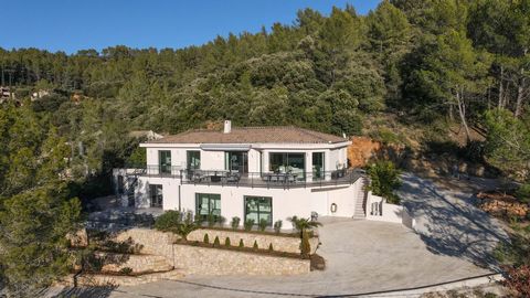 Magnificent 7-room villa perched on a hill with breathtaking panoramic views. An area is famous for its wine producing...This exceptional property will win you over with its privileged location and top-of-the-range features. On the ground floor, this...
