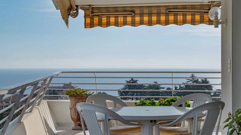 In a luxury residence in the heart of the Croix des Gardes district, this magnificent apartment offers large volumes and an exceptional view from Cap d'Antibes to the Estérel.Like the deck of a ship, its terrace offers stunning open views out over th...