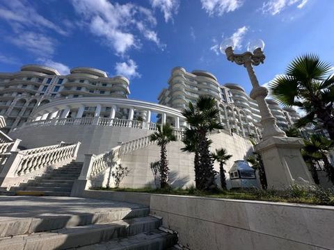 В продаже просторный двухкомнатный апартамент с видом на море, расположенный в уникальном гостиничном комплексе Marine Garden Sochi Hotels & Resort. Апартамент площадью 54,05 м2. Распланирован на 2 комнаты и имеет просторную веранду с прекрасным видо...