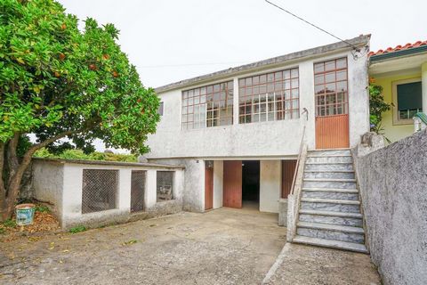 Villa located in a quiet area of Serra da Lousã, about 10 minutes from the center of the village of Lousã. House consisting of two floors, the ground floor consisting of two large raw spaces in need of finishing. First floor consists of a closed sunr...