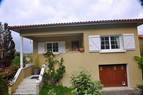 91 m² detached house located in a peaceful area just two minutes from the centre of Chalais. Built over a basement, it comprises a fitted kitchen, dining room, 2 bedrooms, separate WC and shower room. On the garden level, there is a bedroom, a conver...