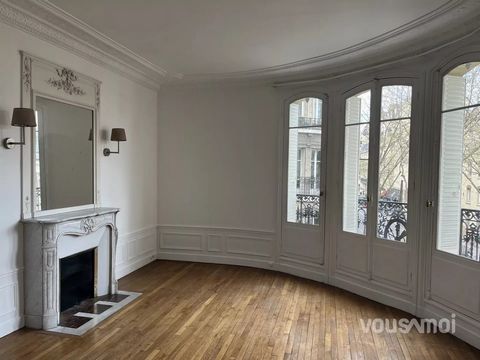 VOUSAMOI invites you to discover this beautiful Haussmann-style apartment of 126 m2 located near shops and schools in the Jean Jaurès district. You will find all the charm of the old: dressed stone building, mouldings, fireplaces in all rooms, high c...