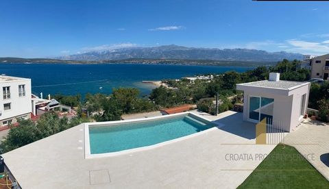 Volledig ingerichte villa op een uitzonderlijke locatie, op 50 m van de zee in het pittoreske Dalmatische stadje Novigrad, op 33 km van de stad Zadar. De villa is verdeeld over 399 m2 woonoppervlak en bestaat uit kelder, begane grond, bovenverdieping...