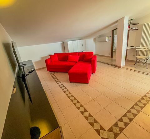 We are delighted to present this wonderful gem to you. It is a sunny, renovated 2-room apartment that offers the buyer several possibilities: Own home, second home or investment, thanks to the existing license to rent it out as a vacation home. Locat...