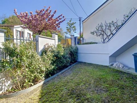 Quiet, in the greenery at the foot of Mont Valérien and at the gates of Suresnes (Lines L and U at 15 minutes walk), I invite you to come and discover this apartment organized as an inverted duplex of 5 rooms of 103m² with garden. On the ground floor...