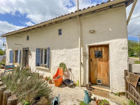 This charming, detached property is situated a quiet hamlet yet just a 10-minute drive to the market town of Sauzé-Vaussais and a range of commerce. Renovated it offers 106m2 of living space and benefits from gas central heating, fosse system was ins...