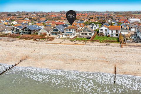 With DIRECT BEACH ACCESS, this stunning property offers enviable seaside living whether you are looking for a main home or holiday retreat. NO ONWARD CHAIN. Welcome to your dream coastal retreat. This stunning property offers enviable seaside living ...