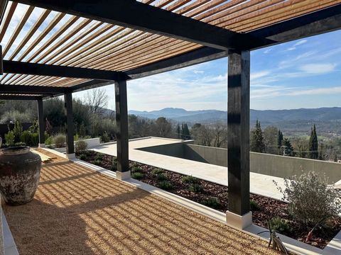 A few minutes from the village of Montauroux, discover this villa of approx. 250 m² completely renovated with quality materials, offering a panoramic view of the valley and the surrounding hills.The villa offers on the ground floor a large entrance, ...