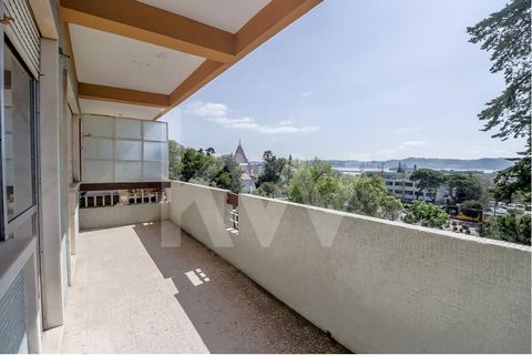 Apartment Algés Parque Anjos, 3 bedrooms, panoramic view, elevator and parking   Spacious apartment , 3 bedrooms,  2 living spaces,  panoramic river, sea and garden views , very bright, large balconies (in the living rooms), facing south. Two elevato...