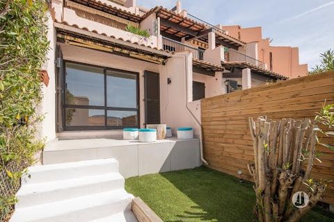 Ideal pied a terre for this apartment, a few minutes from downtown. Apartment of about 21m2 including a living room with kitchen opening onto a terrace, a sleeping area, a shower room and a small garden. Apartment composed of beautiful materials with...