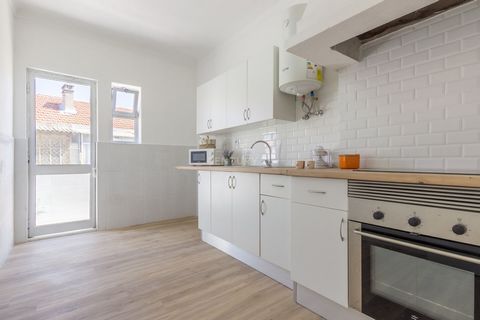 T1 in Baixa da Bathtub. It has two balconies, inserted in a building with only 4 fractions, located in Baixa da Bathtub. This property has been recently refurbished, presenting a modern and functional design; Ideal for those looking for comfort and q...