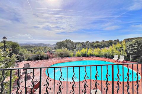 Sur la colline de Golf Juan, dans un quartier calme proche de Cannes une belle villa provençale de 290 m2 habitable avec une vue mer panoramique complètement rénové. Le rez-de-chaussée comprend une entrée avec espace bureau qui ouvre sur séjour cathé...