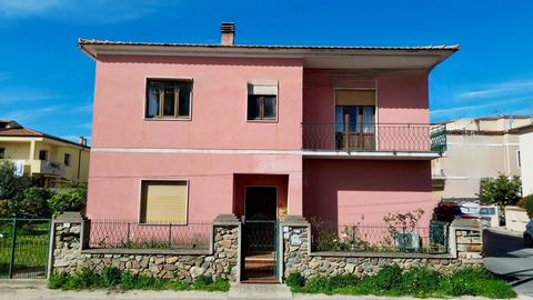 Housing unit with large garden located on the corner between two streets. The building is on two levels, composed on the ground floor of an apartment of approximately 80 m2, a craft workshop of approximately 26 m2. and with entrance from Via Palladio...