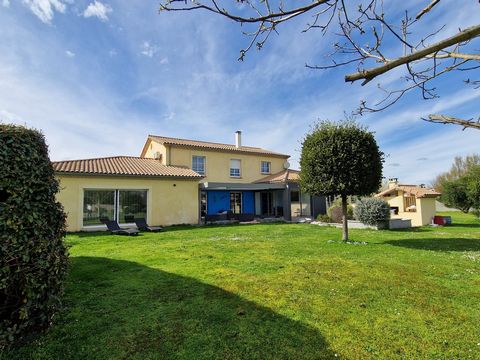 This house of approximately 230 m² was built in 2001 using an architecture reminiscent of Mediterranean villas. Its park of almost 4000 m², completely enclosed, is nicely wooded and has an outbuilding that can be used as a workshop or gîte subject to...