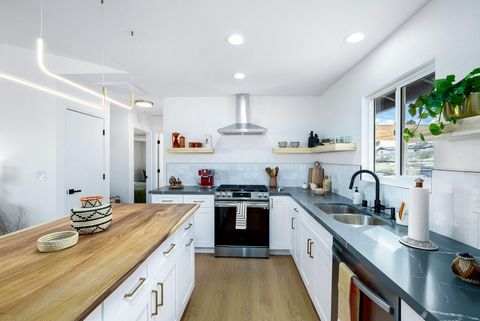 Introducing a FULLY RENOVATED designer home with sweeping basin and mountain views in the sought-after area of Upper Friendly Hills in Joshua Tree. Just moments from the West Gate of Joshua Tree National Park, this residence boasts an unbeatable loca...