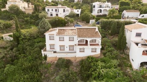 This spacious 3 bedroom villa is situated on a plot of 1.269m2 in a privileged location. The house was built in 1988 and has been used exclusively as a summer residence. The upper living area, with its adjoining panoramic terrace, has 3 spacious bedr...