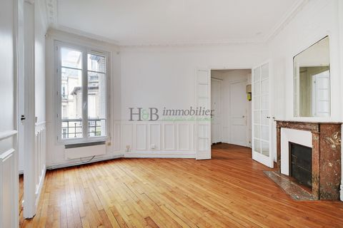 In a beautiful old brick building, overlooking the courtyard, the H&B real estate group is pleased to present this beautiful 2-room apartment of 37m2 facing North-West, located on the 5th floor by the stairs. The entrance hall leads to the unequipped...