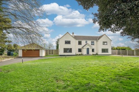 *** NO ONWARD CHAIN ***Perfectly placed among open fields near the Broads and the beach, this fabulous family home enjoys a truly idyllic setting with glorious views, yet it’s close to all amenities and well placed for schools, shops and more. Beauti...