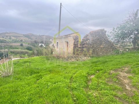 Entdecken Sie den alten Charme wieder: Zwei Ruinen zum Restaurieren im Herzen von Conceição de Tavira Entdecken Sie die Authentizität und das Potenzial dieser beiden Ruinen in einem malerischen Dorf der Algarve, wo Ruhe und Lebensqualität garantiert ...