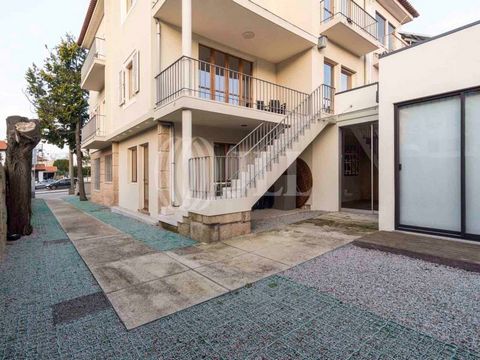Maison 8 pièces de 427 m2 de surface brute de construction, insérée sur un lot de terrain de 610 m2 avec jardin et parking, à Boavista, Porto. La maison est répartie sur trois étages et dispose d'une licence pour les services, permettant différents u...
