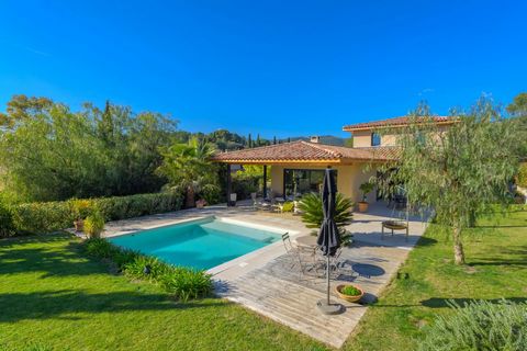 Situated in a quiet, residential area, at the end of a cul-de-sac, this contemporary villa of around 165 m2 is set in 1,305 m2 of landscaped grounds planted with Mediterranean trees (water from the Canal de Provence). Most of the villa is on one leve...