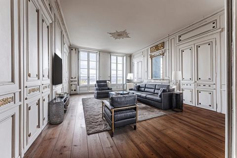 Discover authenticity and timeless charm in this 96 m2 apartment on the Quai des Chartrons in Bordeaux. With its antique fittings, woodwork and marble fireplace, this space exudes elegance and character. Composed of one bedroom and offering the possi...