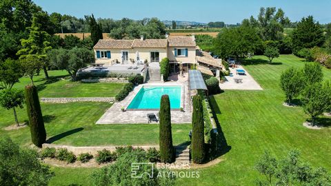 This property located in a dominant position in the plains of Saint Etienne du Grès offers a surface area of 370 m2 with a panoramic view of the Alpilles mountain range. Its 2.5 hectares with swimming pool are set in the heart of an olive grove and a...