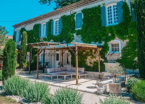L’agence Marie MIRAMANT, spécialisée en immobilier de caractère et d’exception, vous présente en Avignon, dans un environnement calme, une ravissante propriété d’environ 200 m² ouvrant sur joli terrain de 2,4 hectares, avec piscine, deux terrasses do...
