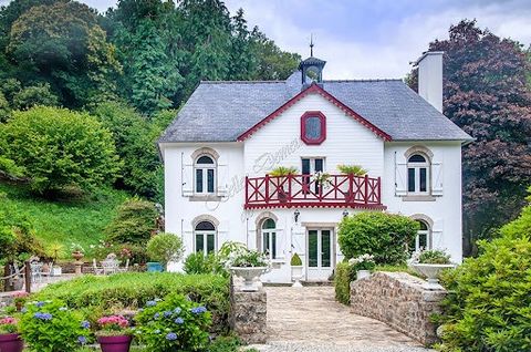 The discretion of this beautiful property hidden in its green setting leaves you dreaming. Once through the gate and along the long avenue of century-old trees, you discover a charming property from 1900. Come and discover its park with its pond, its...