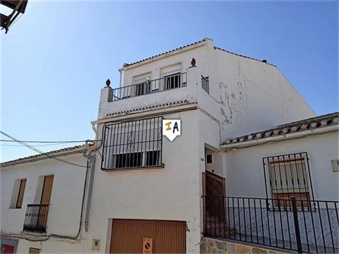 Dit goed onderhouden duplex stadswoning met 4 slaapkamers en 2 badkamers en uitzicht op het meer heeft een bevoorrechte locatie in Iznájar, in de provincie Córdoba, Andalusië, Spanje. Het pand is vanaf de hoofdweg toegankelijk via een klein trottoir ...