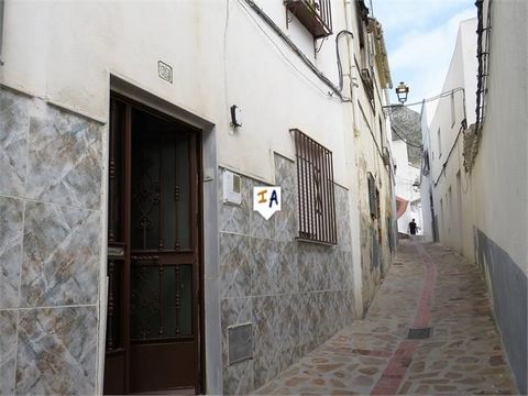 Casa adosada de tres dormitorios en Martos, en la provincia de Jaén de Andalucía, España. Ubicada en una calle estrecha y tranquila, esta casa se abre a un atractivo vestíbulo de entrada, a la derecha hay una sala de estar de buen tamaño, a la derech...