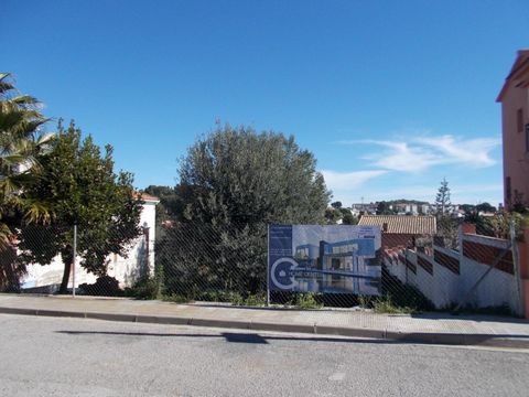 Land of 430m² fenced in cul-de-sac in Oasis urbanization, very quiet area of El Vendrell with transport services, institute, supermarket, gas station... An ideal place to build your dream home, ask us about it.