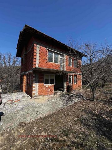 Agencja nieruchomości Peak Real Estate oferuje dom we wsi Nedelkova Grashtitsa. Dom ma powierzchnię 180 mkw. i 70 mkw. obszar zabudowany. Nieruchomość wybudowana jest na działce o powierzchni 736 mkw. i jest sprzedawany wraz z gruntami rolnymi o powi...