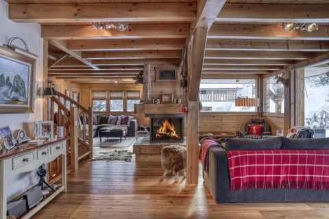 Traditionally-built family chalet designed by a well-known local builder, located in Saint Nicolas de Véroce, a charming mountain village between Saint Gervais and Les Contamines, very close to the ski slopes of the Domaine Evasion Mont-Blanc. This s...