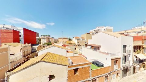 Valencia, Barrio Cabañal 3rd floor without elevator, 3 bedrooms, kitchen, bathroom and balcony Sale price: 158.000 € Estimated gross return: 7.3% Needs little reform ➡️ Link to download the full presentation of the project: https://eu1.hubs.ly/H08PRc...