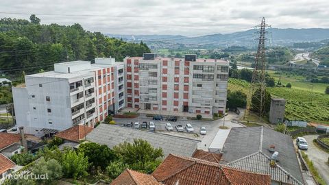 Apartamento T2 para venda a 151 900 €   Excelente localização com vistas magníficas sobre a cidade de Guimarães. Este imóvel encontra se em bom estado de conservação, foi todo renovado recentemente, composto por: - Cozinha mobilada e equipada; - Ar c...
