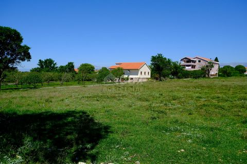 Location: Zadarska županija, Vrsi, Poljica. ZADAR, POLJICA - Affordable building land in a pleasant location An extraordinary opportunity is offered to create your own haven in the quiet area of Poljica, close to colorful Zadar. With an impressive 13...