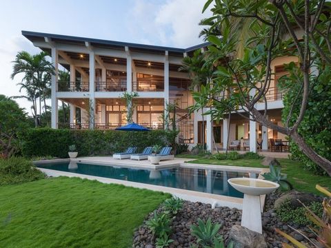 Casa Ohana, à la base, n’est pas seulement une maison : c’est une maison de famille intemporelle. Construite sur la « Gold Coast » de l’Amérique centrale et surplombant l’une des célèbres zones de surf du Costa Rica, la Casa Ohana est une merveille a...
