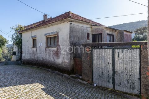 Identificação do imóvel: ZMPT561230 House with 2 bedrooms in the countryside, habitable, with the possibility of increasing the typology, as it has an adjoining room that is large and can be renovated. Features: - 2 bedrooms - 1 lounge room(dining an...