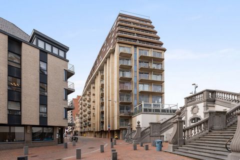 Prachtig ruim appartement met fenomenaal zeezicht. Het appartement werd volledig vernieuwd en is smaakvol ingericht. De gezellige woonkamer met terras beschikt over een zetelbed. De moderne, open keuken is praktisch ingericht. De ruime badkamer besch...