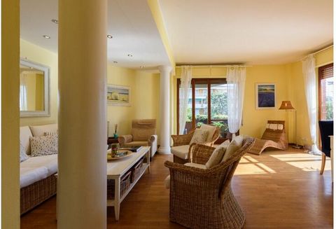 Elegant appartement met airconditioning en groot gemeubileerd terras, in Vittoria Apuana (Forte dei Marmi), op slechts 400 meter van het strand.